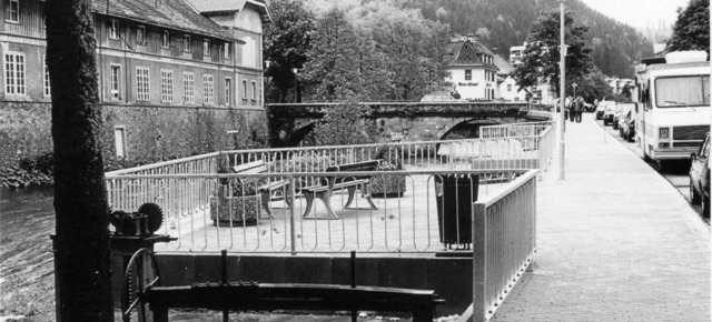 Die grne Brcke vom Hirschenwehr aus ...ten des Kollegs St. Blasien zu sehen.   | Foto: Thomas Mutter