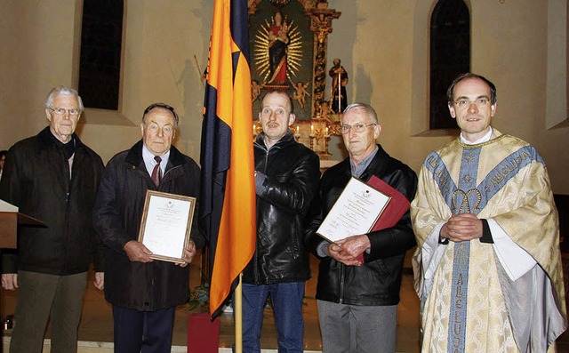 Helmut Weis (Zweiter von links) und No... in der Kolpingfamilie Wyhlen geehrt.   | Foto: Martina Weber-Kroker