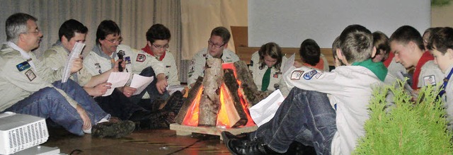 Auch auf der Bhne des Gemeindehauses ... Pfadis nicht auf Lagerfeuerromantik.   | Foto: Steineck