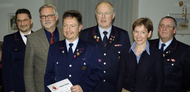 Ehrung: (von links) Stadtbrandmeister ...Abteilungskommandant Wolfgang Huber.    | Foto: Paul Schleer