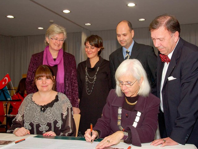 Vizebrgermeisterin Nihan Akdere (link... Heute-Bluhm unterzeichnen die Charta   | Foto: Nikolaus Trenz