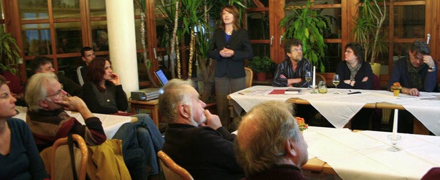 Aufmerksam verfolgten die Anwesenden d...Birgit Schwarz (stehend) zum Autohof.   | Foto: CREMER