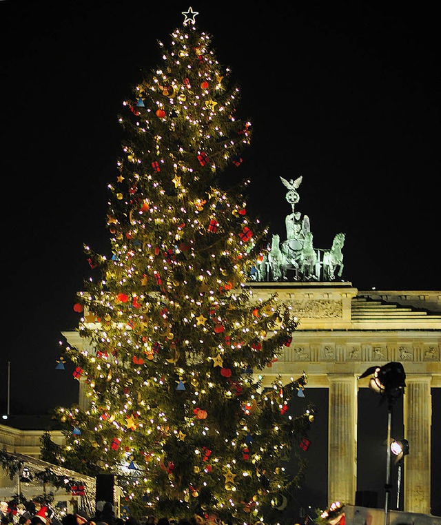 Um die Geschichte des Weihnachtsbaumes...enburger Tor) ging es jetzt in Slden.  | Foto: dpa