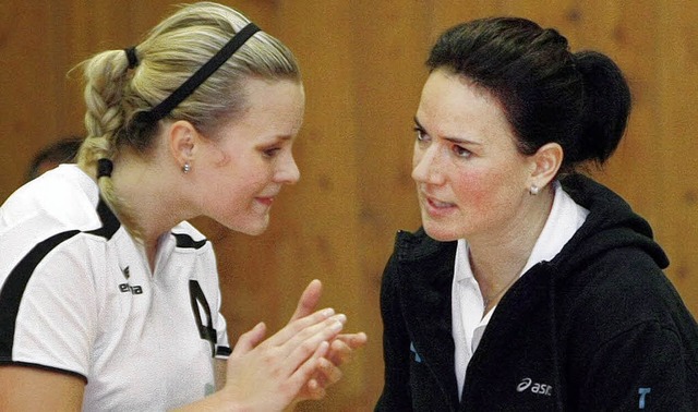 Beratung: Lenka Melicharkova und Trainerin Tanja Scheuer.   | Foto: fa