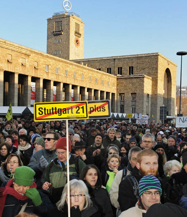 Trotz Schlichtung: In Stuttgart wird weiter protestiert.   | Foto: DPA