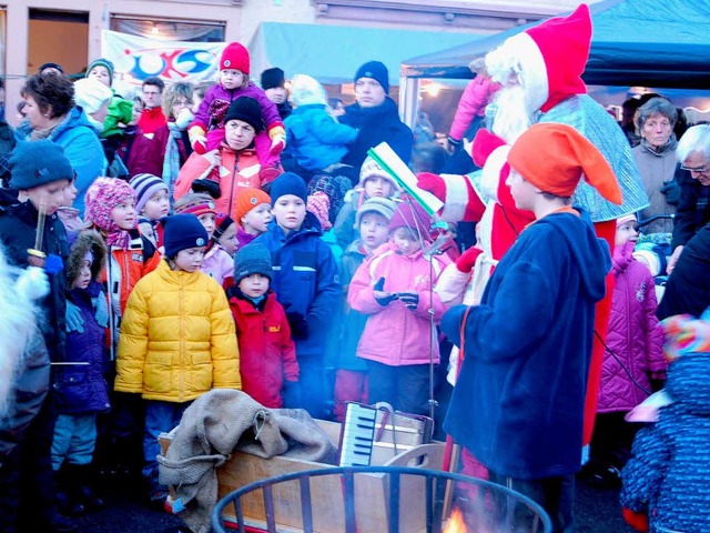 Der Nikolaus und sein Weihnachtswichte...en umringt von Kindern und Erwachsenen  | Foto: Edgar Steinfelder