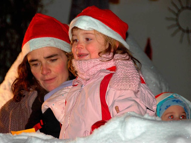 Fltenspiel und Glockenklang ertnte b...r als sich ihr Adventsfenster ffnete.  | Foto: Binner-Schwarz