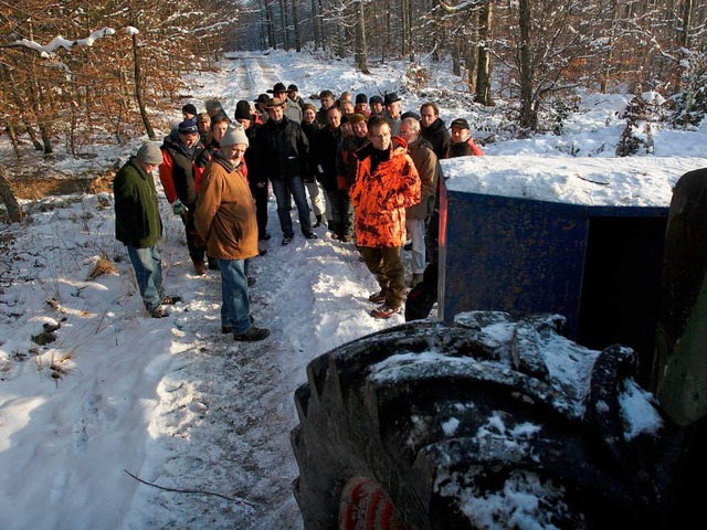 Waldbegehung im Schneegestber: Herbol...rt die Arbeitsweise einer Forstfrse.  | Foto: Patrik Mller