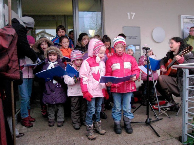 Der Kinderchor unter der Leitung von P...geistere mit seinen Weihnachtsliedern.  | Foto: Otmar Faller