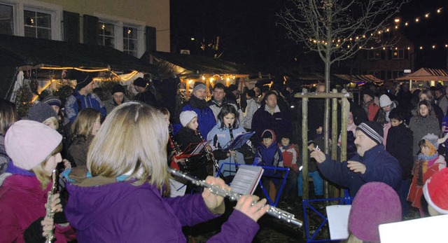 Sasbachs Jungmusikerinnen und Jungmusi...eim Auftritt auf dem Weihnachtsmarkt.   | Foto: Roland Vitt