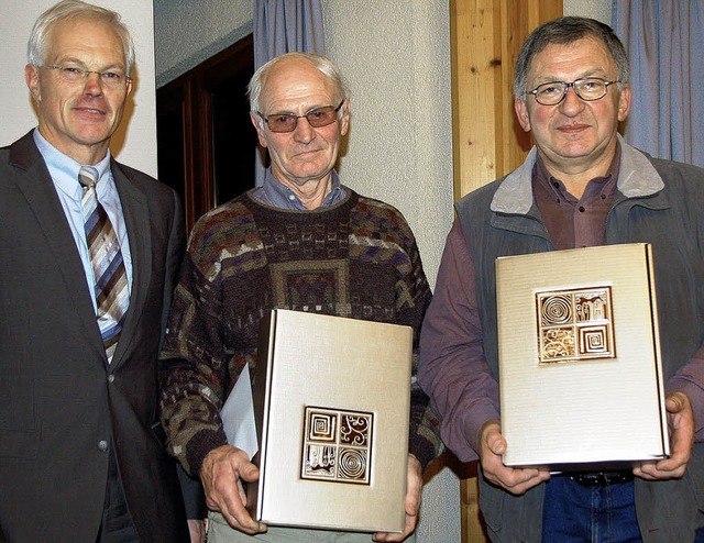 Heinrich Hofert (von rechts) und Theod...eister  Eckart Escher ausgezeichnet.    | Foto: sebastian ehret