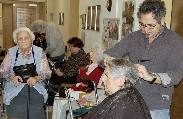 Nikolaus-Aktion der Friseurinnung im Elisabethenheim.   | Foto: Umiger