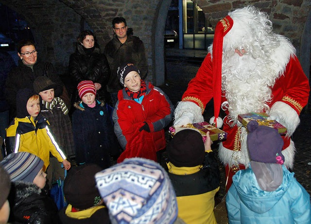 Strahlende Kinderaugen gab&#8217;s ges...auses am Emmendinger Adventskalender.   | Foto: Gerhard Walser