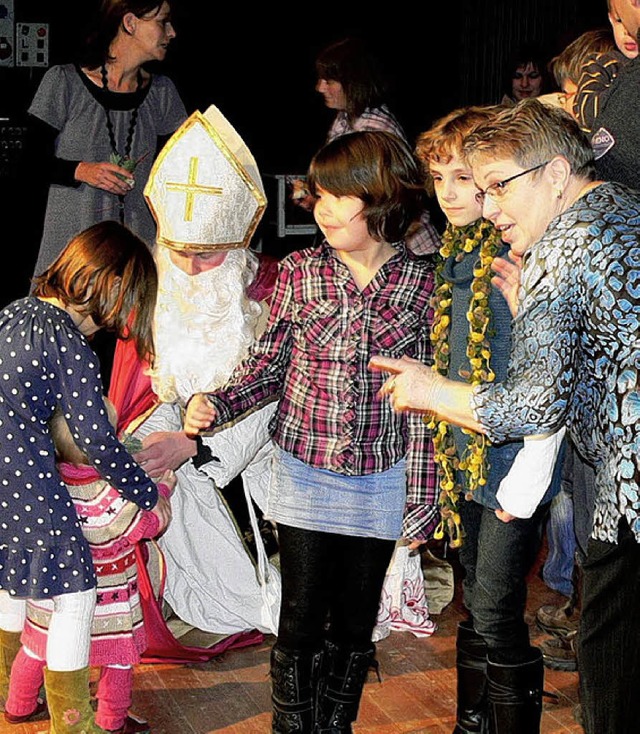 Ein groes Herz: Der Nikolaus hatte zw...h am Ende bekam jedes Kind eine Gabe.   | Foto: dieter fink