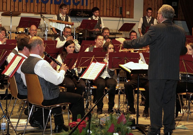 Josef Loosmann (rechts) dirigiert seine Musikkapelle.   | Foto: Sandra Decoux-Kone