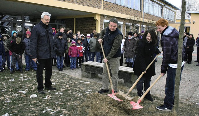 Schler und  Lehrer   der Hansjakob-F...verstorbene Mitschler erinnern soll.   | Foto: Michael Masson