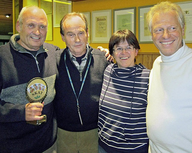 Heinz Sander siegte beim Skatturnier d...Dold und Gnther Neumann (von links).   | Foto: Privat