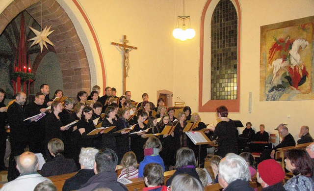 Petronella Ruer-Grning dirigiert den CVJM-Chor in der Georgskirche   | Foto: Frank Kiefer