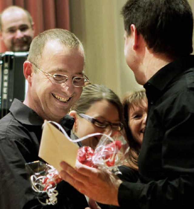 40 Jahre spielt Armin Burkart das Akkordeon.  | Foto: Sebastian Kurz