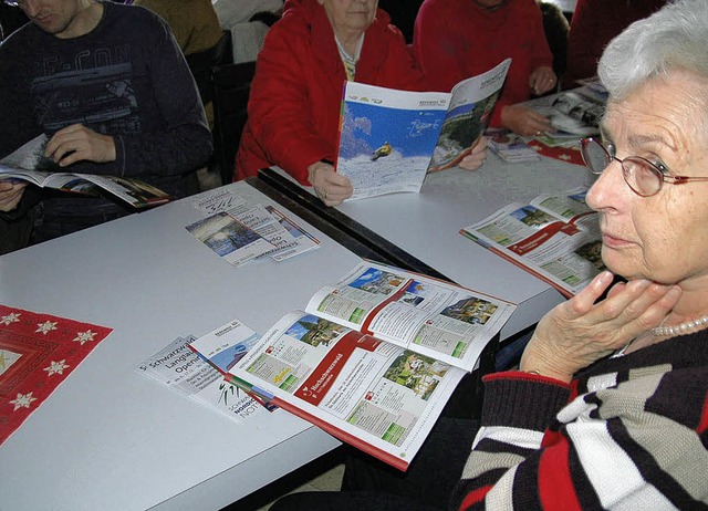 Der druckfrische neue Gastgeberbrosch...&#8220; wurde in Todtnau prsentiert.   | Foto: Ulrike Jger