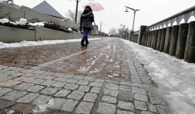 Nicht ungefhrlich ist das Kopfsteinpf...tadtbahnbrcke bei Schnee und Matsch.   | Foto: Ingo Schneider