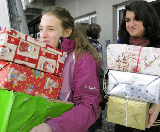 Beim Verladen ihrer liebevoll gepackte...stabt-Gerbert-Schler sehr geschickt.   | Foto: Susanne Filz