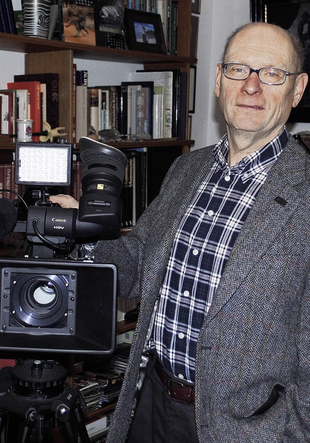 Dokumentarfilmer Klaus Klinkner mit seiner Kamera   | Foto: Robert Ullmann