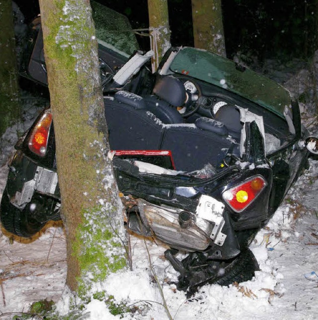 Nach einem schweren Unfall war eine Autofahrerin im Fahrzeug eingeklemmt.   | Foto: Polizei