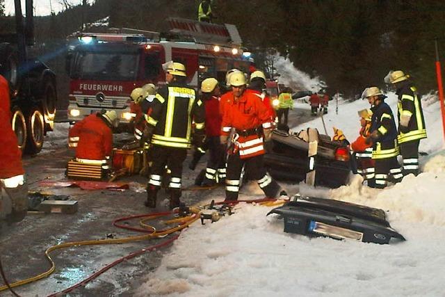 Kleinwagen kontra Laster – Fahrer eingeklemmt