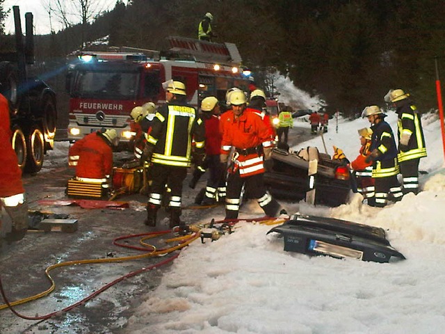 Die Feuerwehr musste den Fahrer aus dem Wrack befreien.  | Foto: Martin Ganz