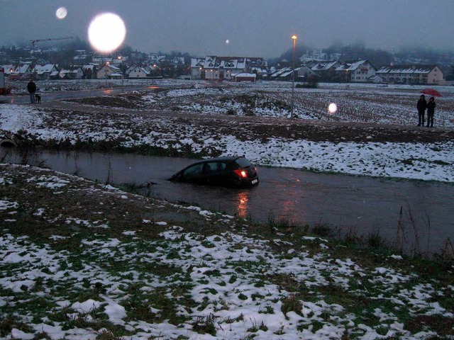 Das Auto im Ettenbach.  | Foto: Polizei