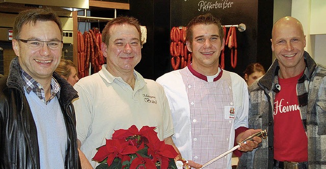 Gerhard Kaiser (rechts) und Stellvertr...germeister Bruno Brand und Sohn Mario.  | Foto: Schimanski