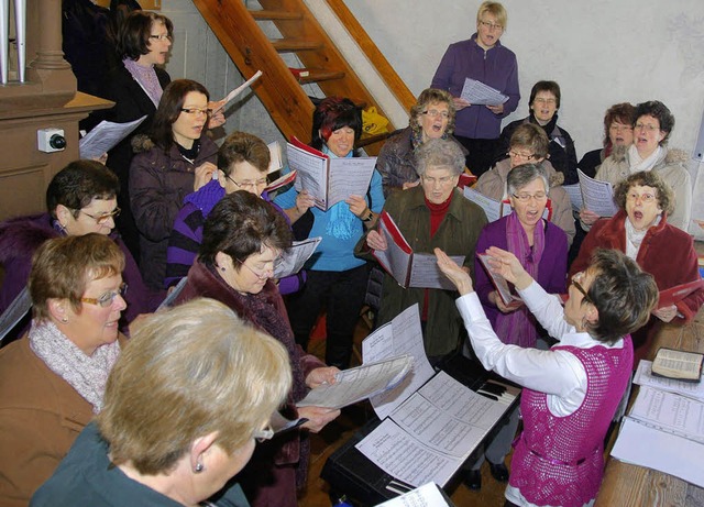 Der Kirchenchor mit Dirigentin Sonja V... in der St. Nikolaus Kirche Lausheim.   | Foto: Dietmar Noeske