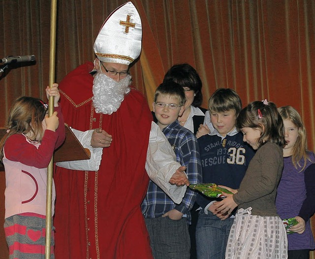Fr den Musikernachwuchs hielt der Nikolaus zur Belohnung kleine Gaben bereit.   | Foto: Heidi Fssel