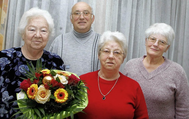 Wachablsung bei der Weihnachtsfeier f..., Hertha Wohlschegel und  Traudel H   | Foto: Heidi Fssel