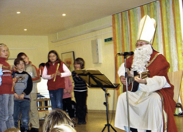 Sogar zur Gitarre griff der Nikolaus in Denzlingen.   | Foto: Roman Kiener