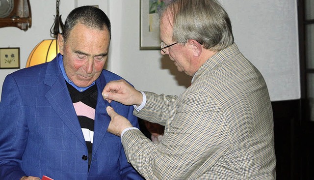 Fr Gebhard Gotterbarm (links)  gab es...er die Willy-Brandt-Medaille erhielt.   | Foto: BEHNKE