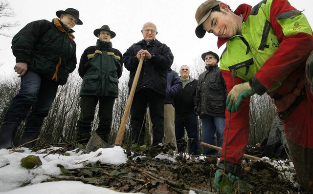 Azubi-Forstwirt Marcel Rottler setzt e...Eugen Gtz begutachten die Pflanzung.   | Foto: Bastian Henning