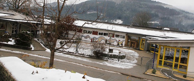 Das ehemalige Schwesternhaus (links) w...t, die Gemeinde trgt den Lwenanteil.  | Foto: heidi fssel