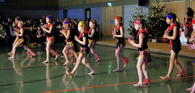 Tanz mit afrikanischem Rhythmus: Die K...n in verschiedenen Altersgruppen auf.   | Foto: wolfgang knstle