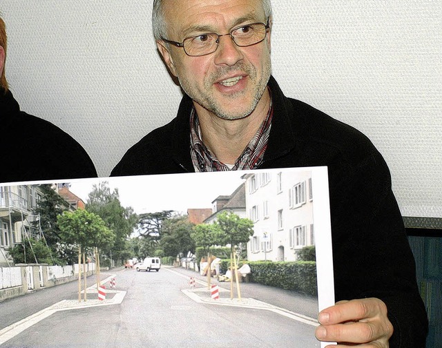 Reinhard Schwaab von der  Polizeidirek...e Modelle zur Verkehrsberuhigung vor.   | Foto: Christine Speckner