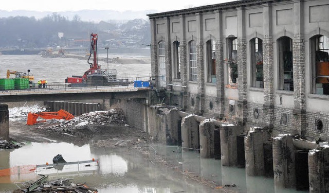 Zwischen altem Kraftwerk, Steg und Kan...ae steht das Wasser in der Baustelle.  | Foto: Justus Obermeyer