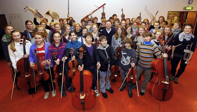 Das Jugendorchester und die Sinfoniett...eihnachtswunsch 582,50 Euro erspielt.   | Foto: ingo schneider