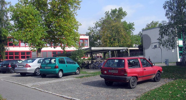 Wo jetzt noch Autos parken, soll auf d...au soll nchstes Jahr geplant werden.   | Foto: Archivbild: Stefan Sahli