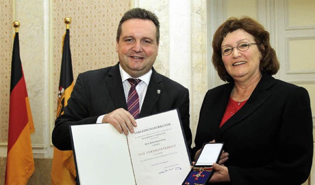 Stefan Mappus berreichte Irmgard Sutt... Schopfheim das Bundesverdienstkreuz.   | Foto: privat