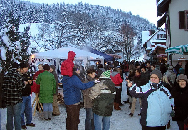 Die zahlreichen Besucher lobten berei...es  Marzeller Adventsmarkts im Ecken.   | Foto: Kanmacher