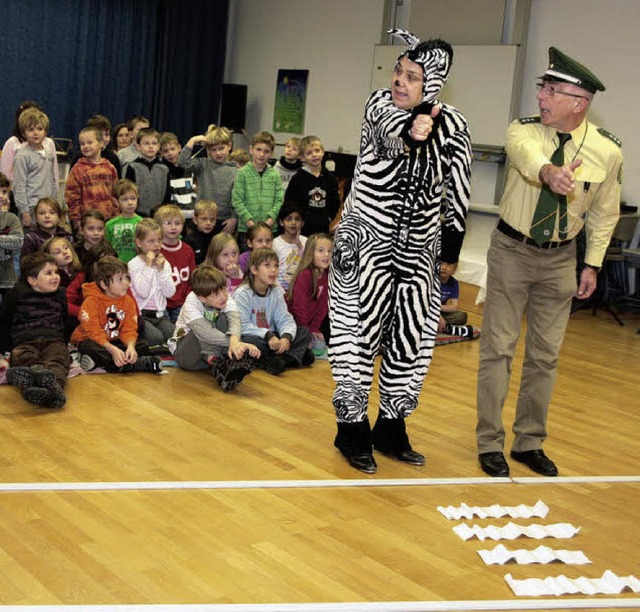 Das Kleine Zebra und der Polizist Klau... machen den Kindern lehrreichen Spa.   | Foto: sandra decoux-kone