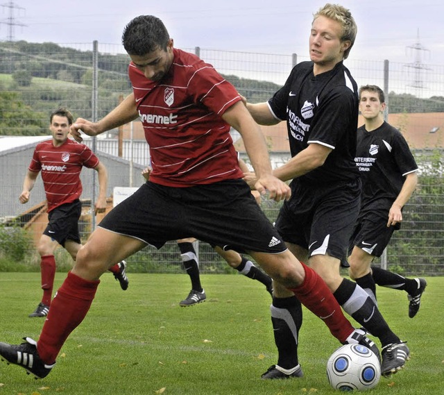 Benjamin Bastian (rechts),   hier im D...ieder ins Team des FV Brombach zurck.  | Foto: Kaufhold