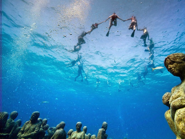 ber den 400 Unterwasserfiguren eines ...-Aktivisten vor der Kste von Cancn.   | Foto: dpa