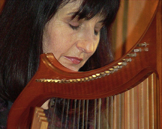 Jutta Haaf an der Harfe   | Foto: WeiSS
